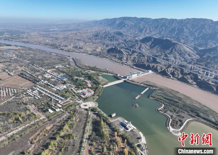 航拍黃河寧夏中衛(wèi)段秋色